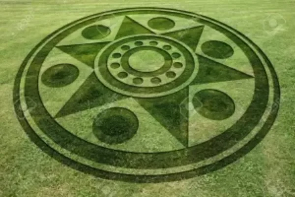 71507840-círculos-concéntricos-y-círculo-de-cultivo-falso-de-estrella-en-el-prado